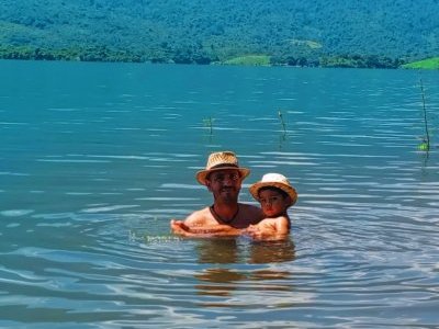 Swimming in the Vang Vieng lake