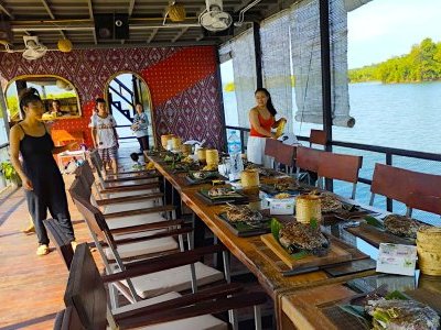 Lunch on board around the islands - Vang Vieng district